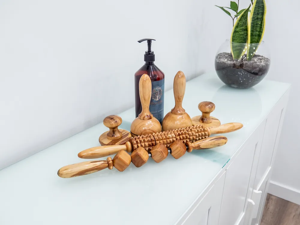 Instrumentos de madera de maderoterapia sobre el mueble de la cabina